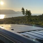 Panel solar en el techo de una furgoneta camper con un fondo de montañas